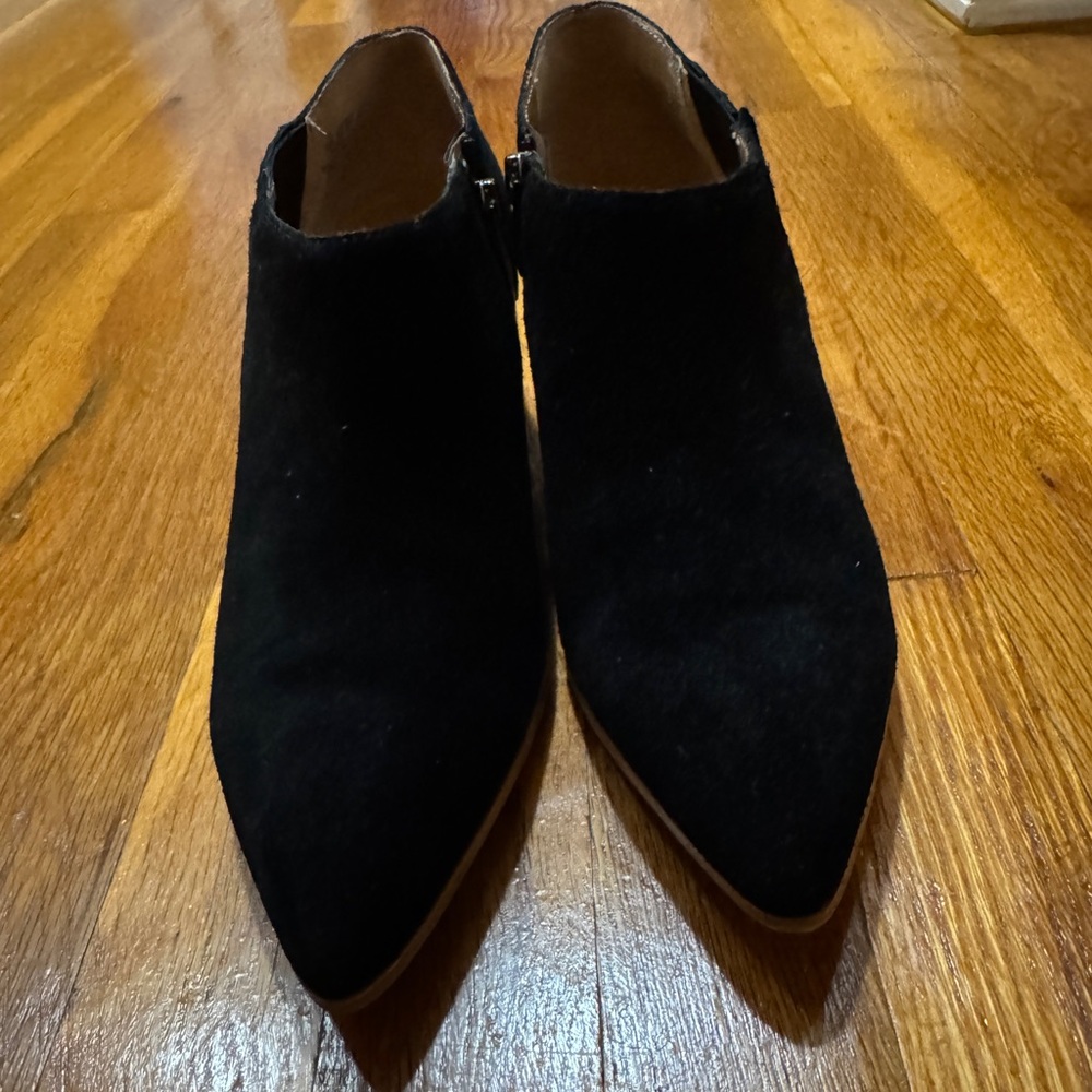 Franco Sarto women black suede ankle boots in a very good condition.